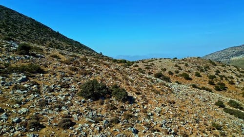 Panorama majestueux des montagnes de Trigiedo, en Grèce, par une belle journée d'été