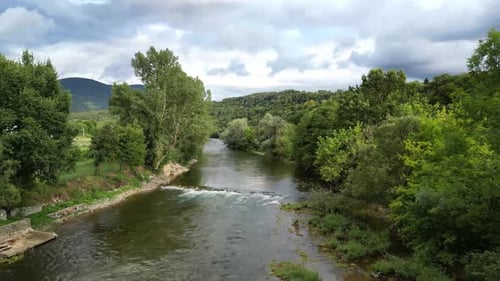 Flug mit Drohne aus der Luft über den Fluss