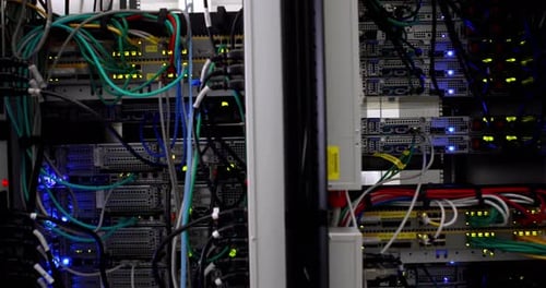 Animation von Kabeln und Servern im Serverraum