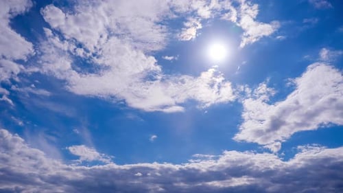 Zeitraffer von Cumuluswolken, die sich unter der Sonne im Blue Sky Cloud Space bewegen