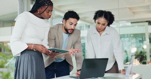 Escritório, reunião e pessoas com laptop, campanha de discussão ou brainstorming com pesquisas e informações