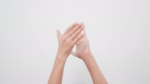 Weibliche Hände klatschen, um zu gratulieren. Auf weißem Hintergrund, Videodesign