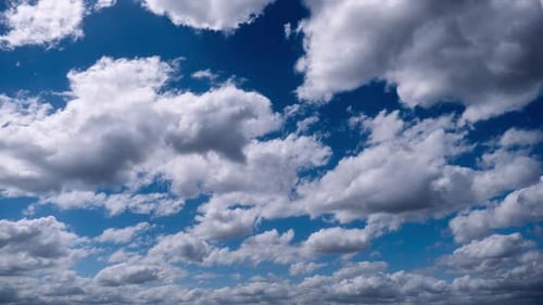 Zeitraffer von Cumuluswolken bewegen sich am blauen Himmel