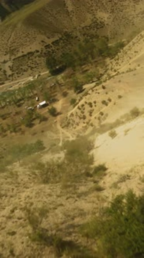 Sentier pédestre sur une pente de colline Drone Fpv