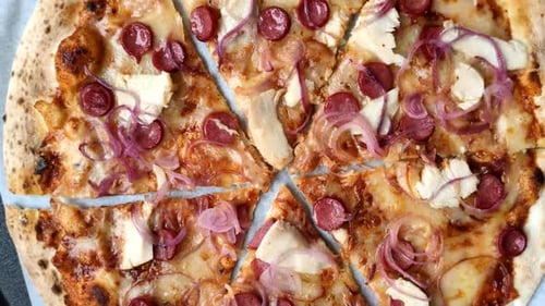 Italienische Pizza mit Wurst, Hühnchen und Käse zum Abendessen. Wurstpizza