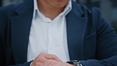 Ausgeschnittene Ansicht, Nahaufnahme, männliche Hand mit Armbanduhr, asiatischer Geschäftsmann mittleren Alters, Manager, Mann, Mann