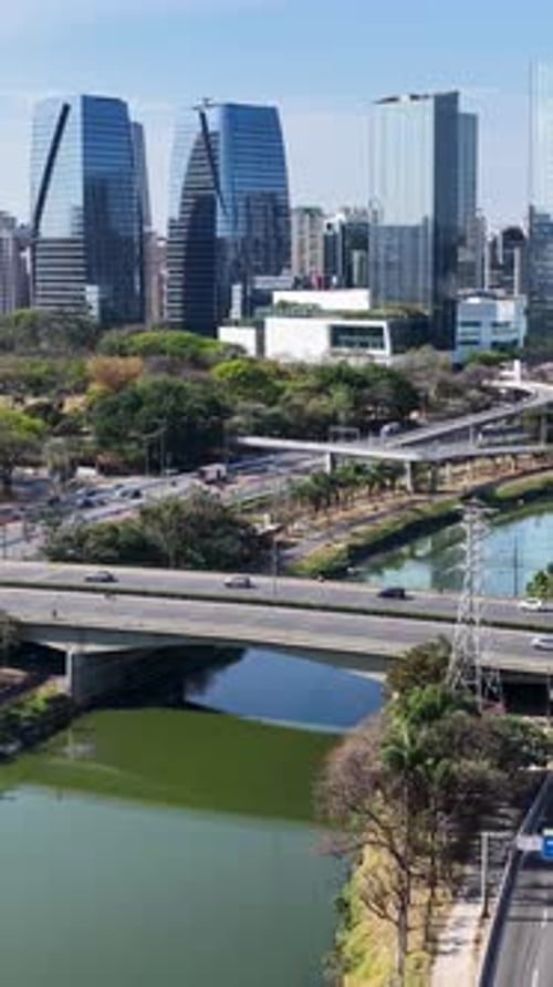 Ponte Cidade Jardim no centro de São Paulo, Brasil.