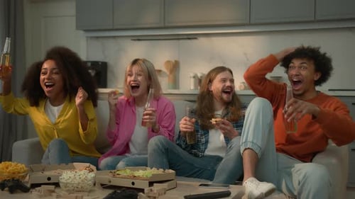 Amigos multirraciales Personas multiétnicas en casa, sofá con pizza y cerveza juntos, afroamericanos