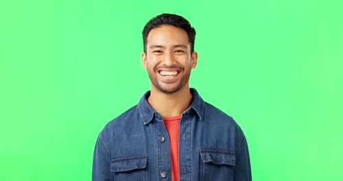 Mann, Lachen und Portrait auf Greenscreen im Studio mit Platz für Comic-Witz und lustige Emoji