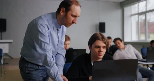 Jugendliche und Jungen, die in Programmier- und Webdesign-Klassen lernen und Bildung studieren