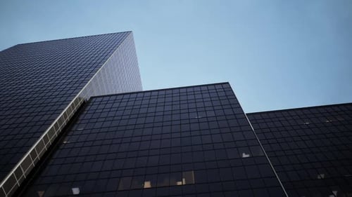 Rascacielos modernos que buscan el cielo azul claro en un entorno urbano