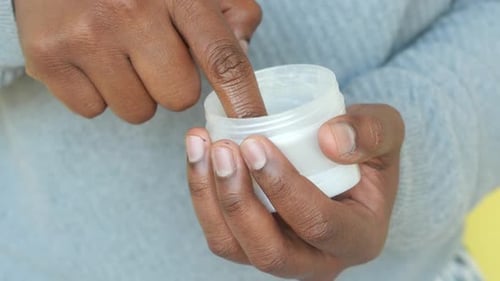 Nahaufnahme einer Menschenhand mit Vaseline