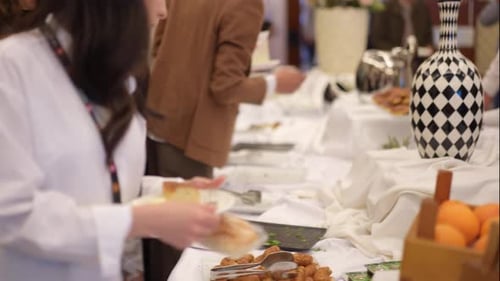 Almuerzo buffet de negocios. Mesa de banquete de catering con aperitivos horneados, sándwiches, pasteles,
