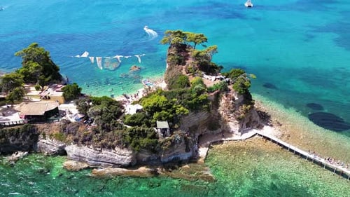 Vista aérea de la isla Tortuga de Zakynthos y un pequeño cameo en agua de mar turquesa transparente
