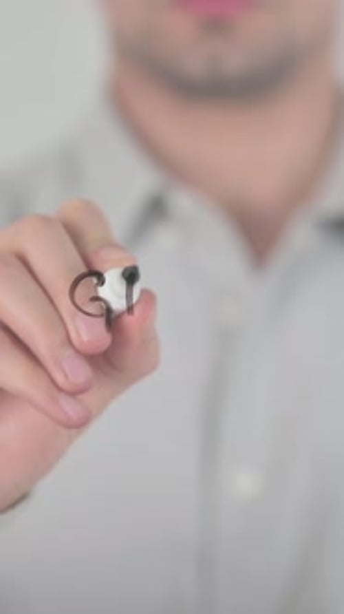 Tolles Team, mit der Hand auf den Bildschirm schreiben, vertikales Video