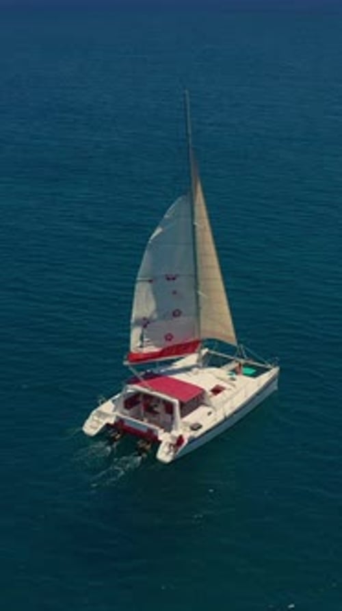 Vista aérea de un catamarán en la hermosa y tranquila bahía del mar, catamarán de lujo, catamarán en