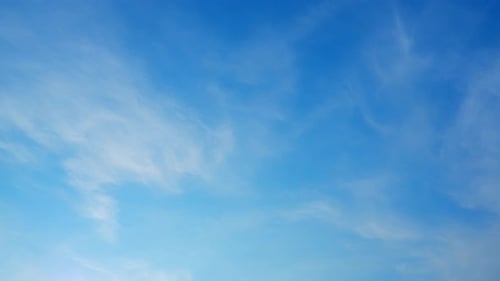 4K UHD: Wunderschöner blauer Himmel mit Wolkenhintergrund