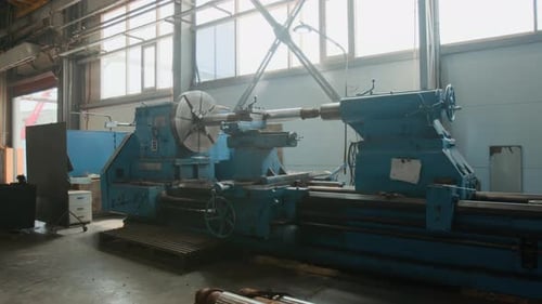 Torneado de tubos de acero inoxidable para torneado de tubos en un taller de fabricación de metales