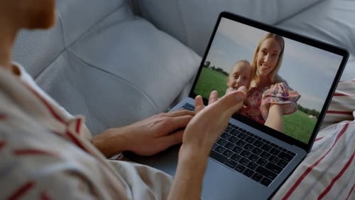 Familie spricht Ferngespräch Online-Nahaufnahme Lächelnde Frau Tochter Videoanrufe