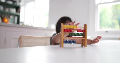 Niña usando ábaco para contar