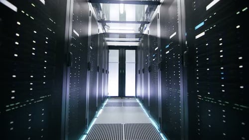 La caméra se déplace vers l'arrière sur une photo du centre de données en état de fonctionnement. Rangées de serveurs en rack, plafond en verre et LED Li