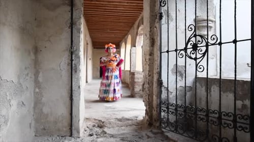 Hermosa catrina con traje típico en el día de los muertos
