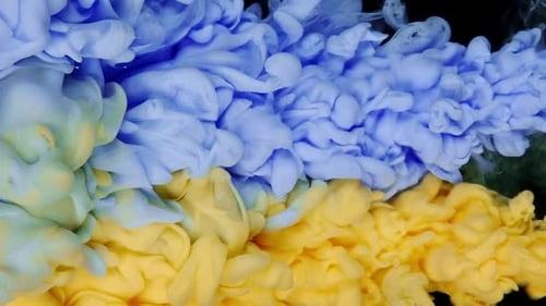 Bunte Mischung aus Tinte und Farbe zum Basteln abstrakter Wolkenkunst auf Schwarz