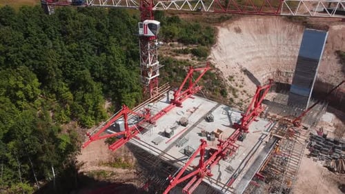 Proceso de construcción de un soporte de puente rodeado de árboles