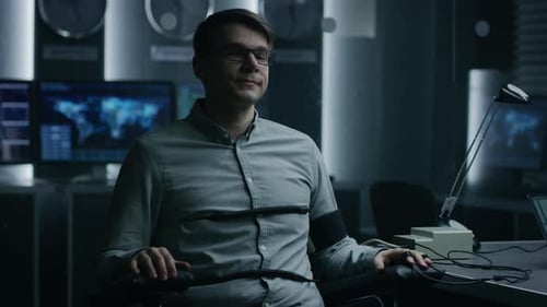 Junger gutaussehender Verdächtiger wird während des Verhörs einem Lügendetektor/Lügendetektortest unterzogen, der damit verbunden ist