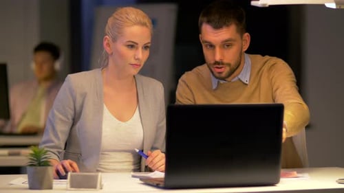 Equipe de negócios estressada enfrenta falha no prazo trabalhando até tarde da noite em um escritório moderno