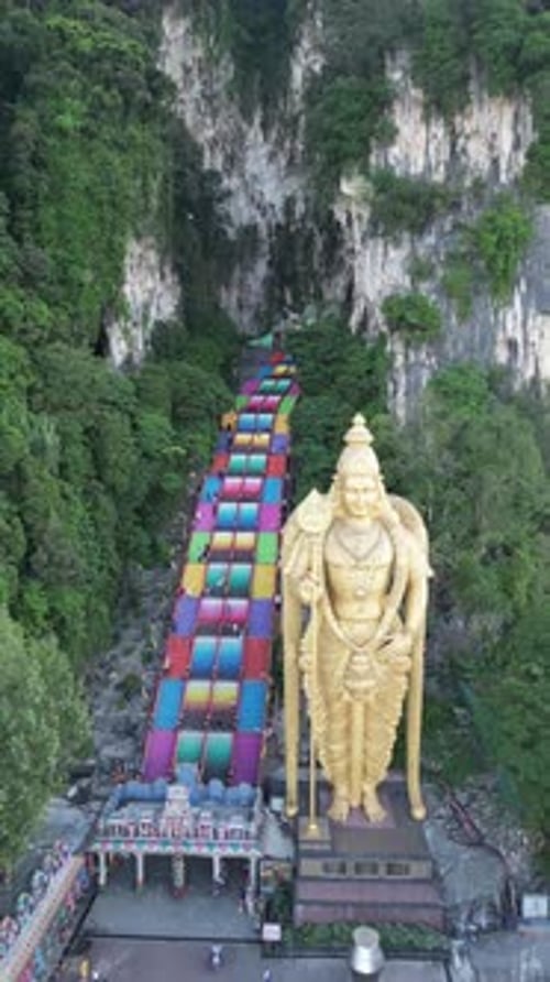 Vidéo aérienne de la statue de Lord Murugan représentant les grottes de Batu.
Malaisie