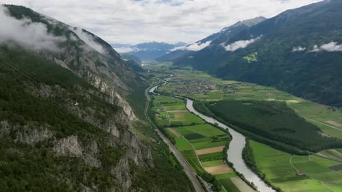 Filmmusik Luftaufnahme der Dolomiten, des grünen Geländes und der Wasserwege