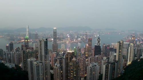 Luftaufnahme der Innenstadt von Hongkong bei Nacht, China.