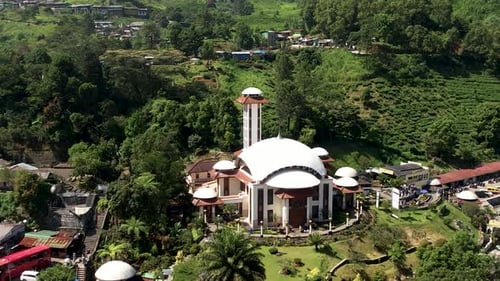Vue aérienne de la plus grande mosquée Atta'awun Puncak