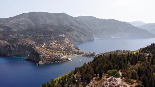 Vue magnifique sur la montagne et la mer du village d'Assos (Asos) en Céphalonie en Grèce - vue aérienne
