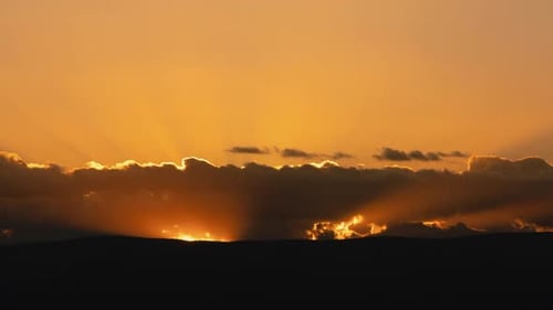 Fantastischer goldener Sonnenaufgang mit Sonnenstrahlen im Zeitraffer
