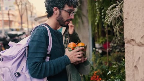 Couple gay achetant des plantes chez Flower Shop