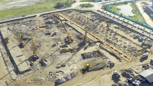 4K-Videomaterial von schweren Maschinen auf einer belebten Baustelle