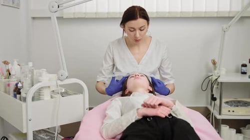 Procédure conceptuelle de soins de la peau pour les soins de la peau Une cosmétologue médecin prépare un
