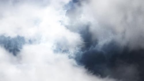 ein Gewitter, bei dem Blitze vor einem weißen Wolkenvordergrund einschlagen.