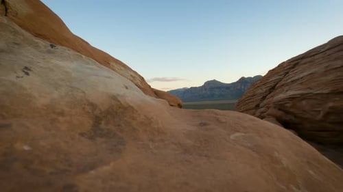Kleiner Wolkenzeitraffer zwischen bergigen Felsen