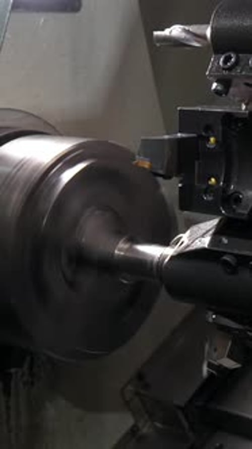 Nahaufnahme einer CNC-Drehmaschine in einer Fabrik