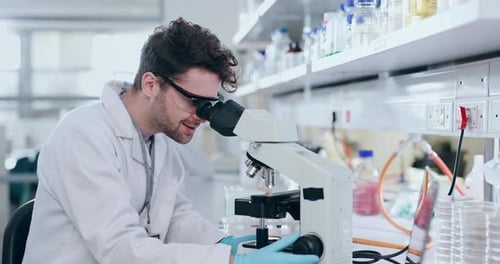 Ciência, microscópio de laboratório e homem estudam amostras de bactérias, vírus ou partículas para biotecnologia