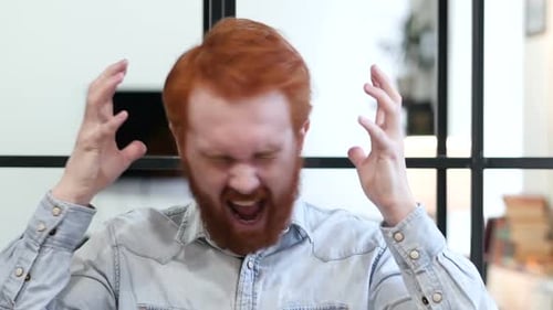 Homme rousse hurlant