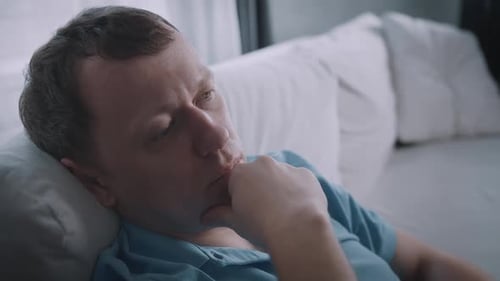 Un homme est assis pensivement dans un état dépressif