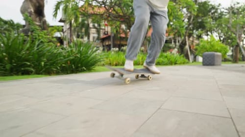 Un skateur fait du skateboard et fait du saut à 360 degrés sur un skatepark local sous le soleil