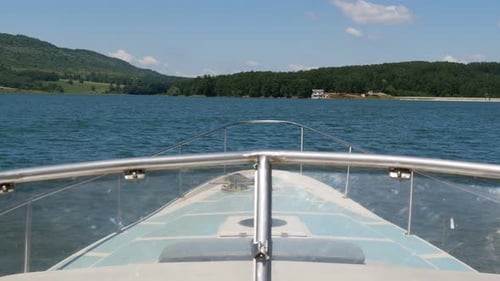 Ponto de vista próximo Foto de navegando em um barco pelo mar. Passeio de lancha no
mar