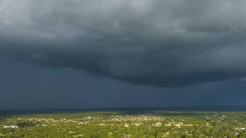 Aproximando-se nuvens escuras e tempestuosas se formando no céu sombrio durante fortes chuvas na área da cidade suburbana