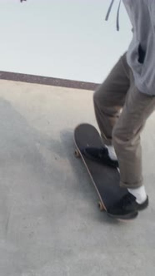 Skate, Rampe und Mann mit Brett zum Üben, Actionsport und Hobby, Engagement für Geschicklichkeit