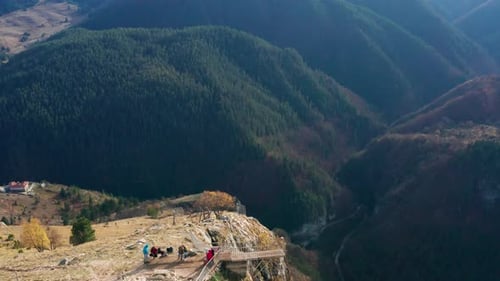 Personnes prenant des photos au point de vue panoramique sur les montagnes Eagle Eye, Orlovo Oko dans les Rhodopes ou sur le mont Rodopi